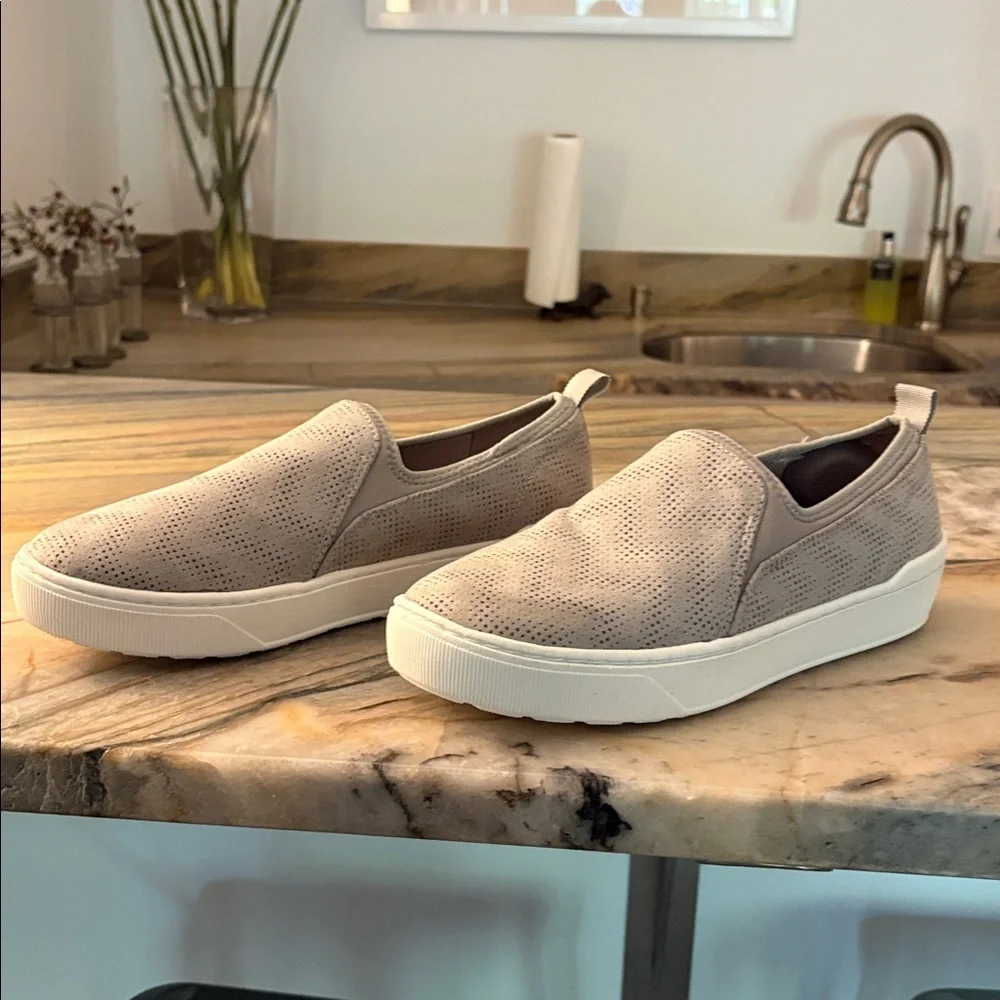 Dr Scholl’s Sneakers Slip ons 8.5 EUC GRAY WHITE